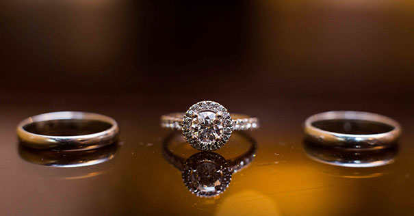 结婚戒指谁买合适 为什么说结婚要买三个戒指 
